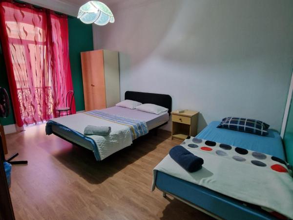 Alojamento Local Private Accommodation : photo 2 de la chambre chambre triple avec salle de bains commune