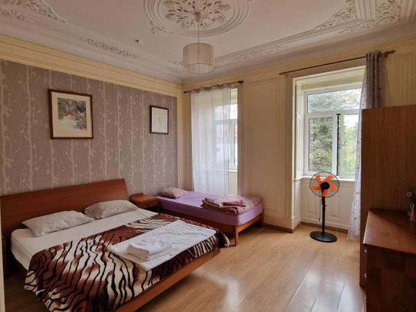 Alojamento Local Private Accommodation : photo 4 de la chambre chambre triple avec salle de bains commune