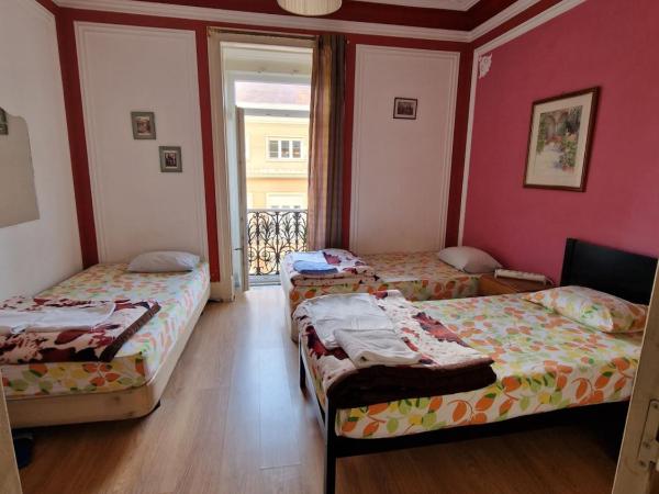 Alojamento Local Private Accommodation : photo 5 de la chambre chambre triple avec salle de bains commune