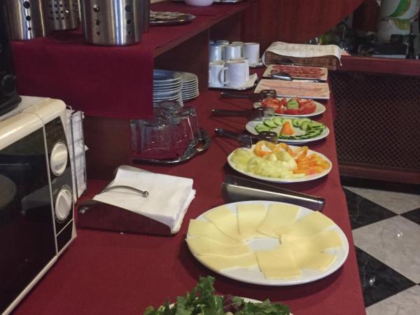 Várfal Wellness Panzió : photo 1 de la chambre chambre triple avec vue