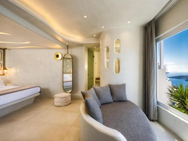 Athina Luxury Suites : photo 4 de la chambre suite lune de miel black rock avec piscine privée