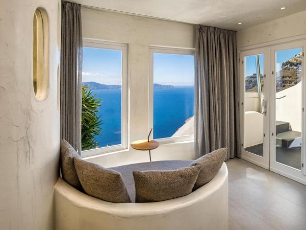 Athina Luxury Suites : photo 3 de la chambre suite lune de miel black rock avec piscine privée