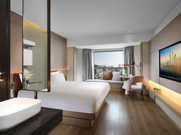 Holiday Inn Shanghai Huaxia, an IHG Hotel - overlooking city scenery at Sky View Restaurant : photo 2 de la chambre chambre lit king-size standard