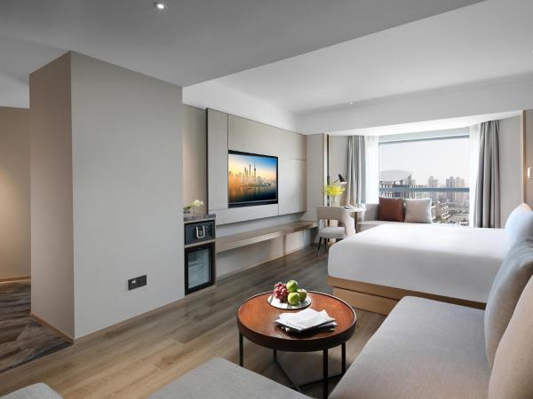 Holiday Inn Shanghai Huaxia, an IHG Hotel - overlooking city scenery at Sky View Restaurant : photo 1 de la chambre chambre lit king-size premium