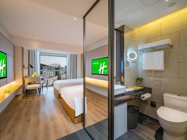 Holiday Inn Shanghai Huaxia, an IHG Hotel - overlooking city scenery at Sky View Restaurant : photo 1 de la chambre chambre lits jumeaux standard