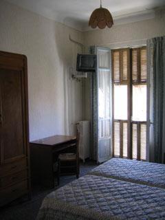 Hotel Pierre Loti : photo 1 de la chambre chambre lits jumeaux avec baignoire