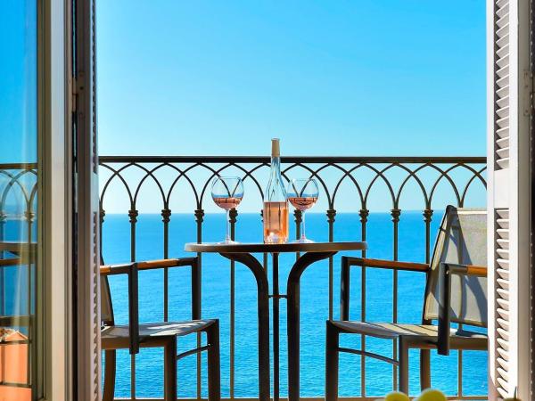 Hôtel La Pérouse Nice Baie des Anges - Recently fully renovated : photo 1 de la chambre chambre double supérieure avec balcon - vue complète sur mer