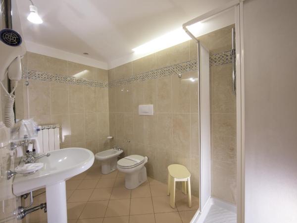 Hotel Minerva : photo 2 de la chambre chambre quadruple supérieure - vue sur ville