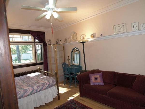 Downtown Bed and Breakfast : photo 1 de la chambre chambre double avec salle de bains commune