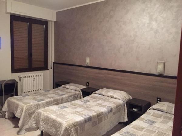 Hotel Salus : photo 1 de la chambre chambre triple avec salle de bains privative