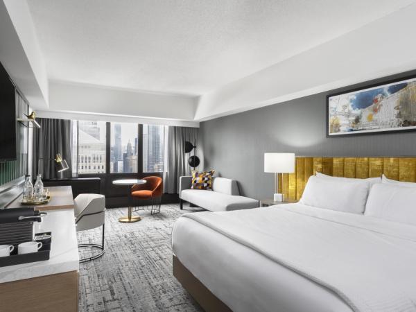 voco Chicago Downtown, an IHG Hotel : photo 2 de la chambre chambre lit king-size premium - vue sur immeubles