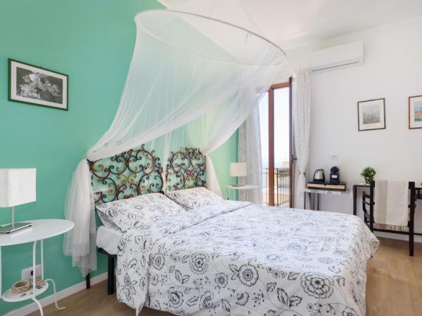 Tauromenion Guest House : photo 5 de la chambre chambre double deluxe - vue sur mer