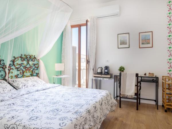 Tauromenion Guest House : photo 4 de la chambre chambre double deluxe - vue sur mer