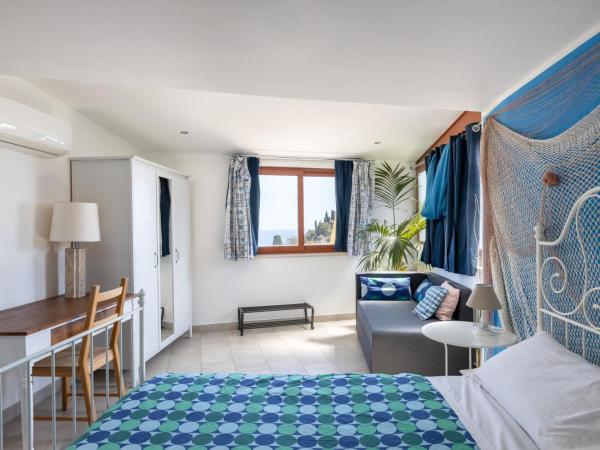 Tauromenion Guest House : photo 4 de la chambre suite avec terrasse