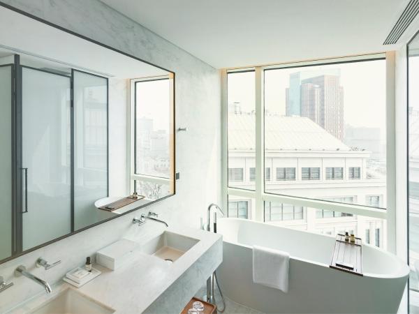 The Shanghai EDITION : photo 2 de la chambre loft 1 lit king-size - vue sur ville