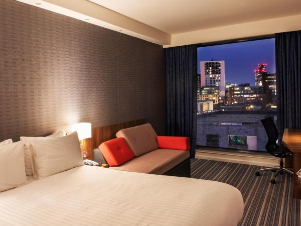 Holiday Inn Express Manchester City Centre Arena, an IHG Hotel : photo 1 de la chambre chambre double avec canapé - vue sur ville