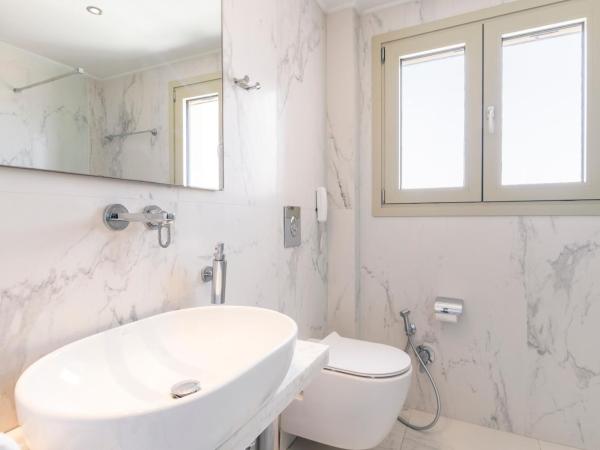 Hotel Lefkas : photo 8 de la chambre chambre double ou lits jumeaux - vue sur ville