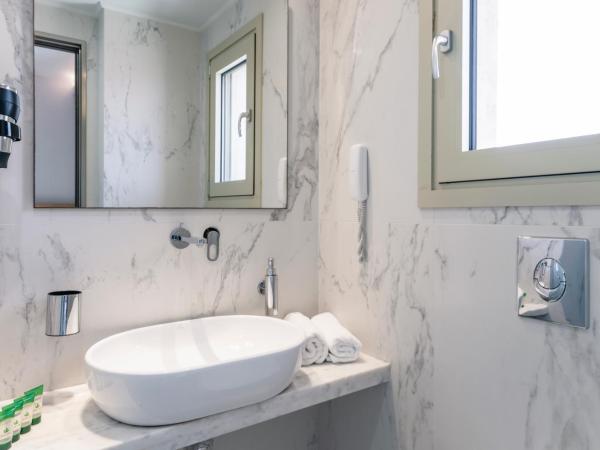 Hotel Lefkas : photo 9 de la chambre chambre double ou lits jumeaux - vue sur ville