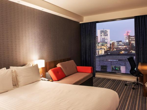Holiday Inn Express Manchester City Centre Arena, an IHG Hotel : photo 2 de la chambre chambre double avec canapé - vue sur ville