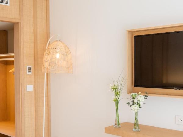 Hôtel Ibaïa - Piscine & Spa : photo 8 de la chambre chambre double avec balcon - vue sur port-piscine