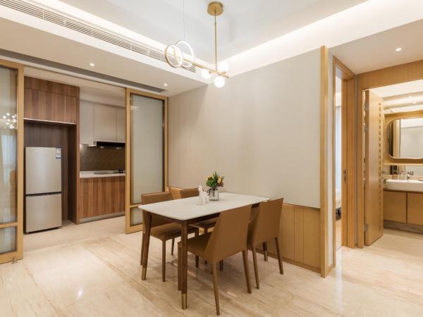 Livetour Hotel Financial City Keyun Road Metro Guangzhou : photo 8 de la chambre suite 2 chambres avec 1 salle de bains (avec lave-linge séchant et télévision)