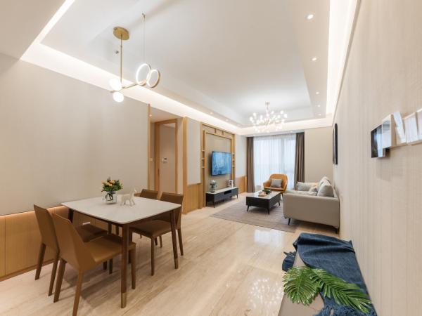 Livetour Hotel Financial City Keyun Road Metro Guangzhou : photo 6 de la chambre suite 2 chambres avec 1 salle de bains (avec lave-linge séchant et télévision)