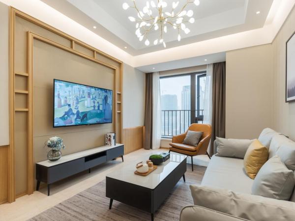 Livetour Hotel Financial City Keyun Road Metro Guangzhou : photo 2 de la chambre suite 2 chambres avec 1 salle de bains (avec lave-linge séchant et télévision)