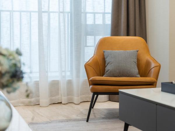 Livetour Hotel Financial City Keyun Road Metro Guangzhou : photo 10 de la chambre suite 2 chambres avec 1 salle de bains (avec lave-linge séchant et télévision)