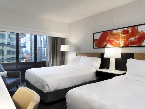 Holiday Inn - Chicago Dwtn - Wolf Point, an IHG Hotel : photo 1 de la chambre standard queen room with two queen beds and mobility accessible roll-in shower