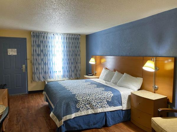 Motel 6 Savannah, GA - Gateway & I-95 : photo 3 de la chambre chambre lit king-size avec douche à l'italienne - accessible aux personnes à mobilité réduite - non-fumeurs