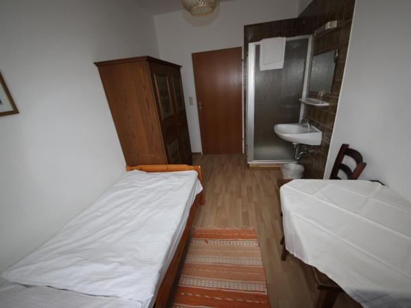Hotel Kleinmünchen : photo 2 de la chambre chambre simple avec toilettes communes