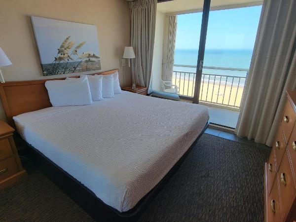Four Sails Resort : photo 1 de la chambre suite lit king-size avec baignoire spa