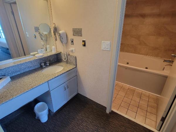 Four Sails Resort : photo 6 de la chambre suite lit king-size avec baignoire spa