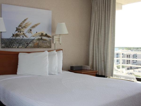 Four Sails Resort : photo 3 de la chambre chambre lit queen-size avec baignoire spa