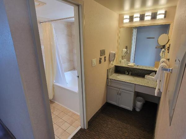 Four Sails Resort : photo 5 de la chambre chambre lit queen-size avec baignoire spa