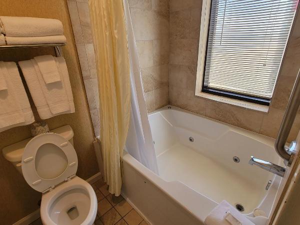 Four Sails Resort : photo 6 de la chambre chambre lit queen-size avec baignoire spa