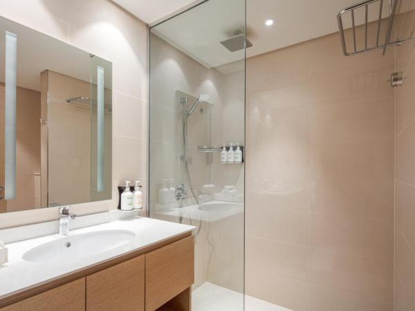 Holiday Inn & Suites - Dubai Science Park, an IHG Hotel : photo 5 de la chambre chambre lit king-size premium