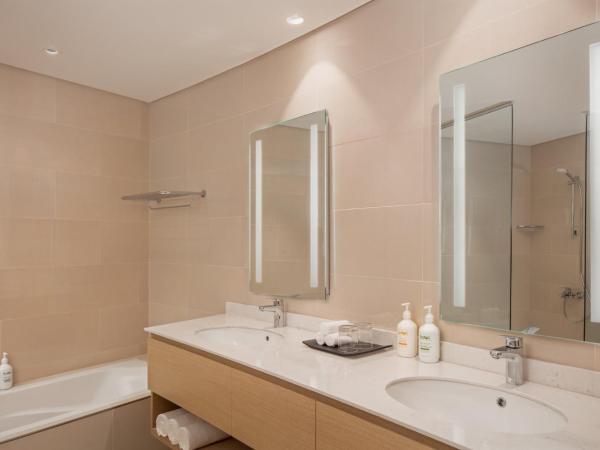 Holiday Inn & Suites - Dubai Science Park, an IHG Hotel : photo 4 de la chambre suite 1 chambre lit king-size avec canapé-lit - non-fumeurs