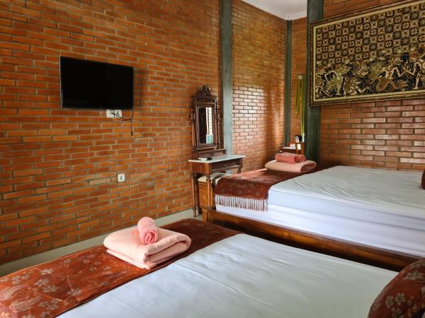 Ndalem Suryo Saptono Guest House : photo 6 de la chambre bungalow standard avec balcon