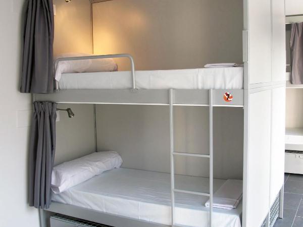 St Christopher's Inn Barcelona : photo 2 de la chambre dortoir privé de 6 lits avec salle de bains commune