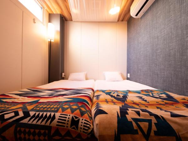 Glamping Tokyo Asakusa : photo 3 de la chambre chambre lits jumeaux avec cabinet de toilette commun