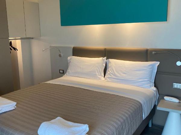 Hotel Montmartre : photo 1 de la chambre chambre supérieure - vue latérale sur mer