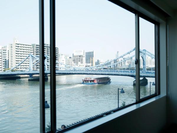 The Share Hotels Lyuro Tokyo Kiyosumi : photo 2 de la chambre chambre privée avec lits superposés et salle de bains commune - vue sur rivière