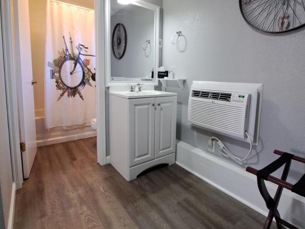 Buffalo Lodge Bicycle Resort - Amazing access to local trails & the Garden : photo 4 de la chambre chambre supérieure avec 2 lits queen-size