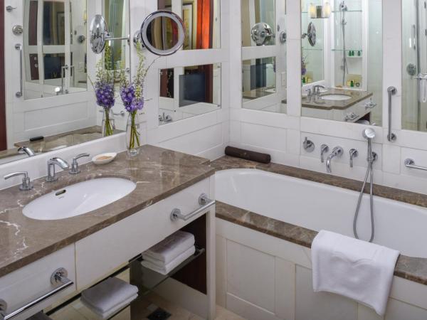 Futian Shangri-La, Shenzhen,Near to Shenzhen Convention&Exhibition Centre, Futian Railway Station : photo 5 de la chambre chambre lit king-size deluxe