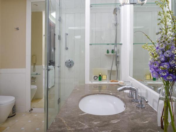 Futian Shangri-La, Shenzhen,Near to Shenzhen Convention&Exhibition Centre, Futian Railway Station : photo 5 de la chambre chambre king de luxe avec vue sur la ville