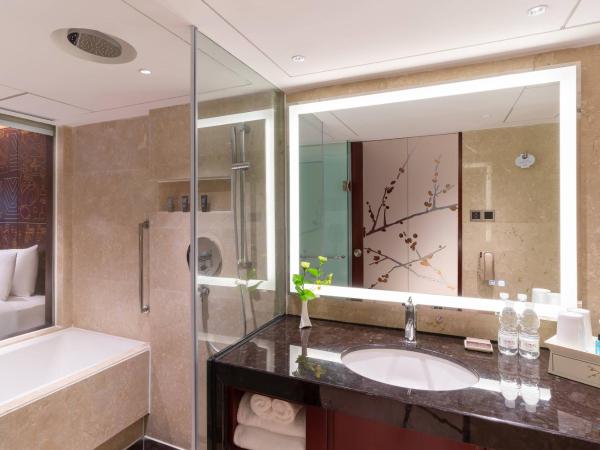 China Hotel Guangzhou-Free Shuttle Bus to Canton Fair Complex : photo 1 de la chambre chambre lit king-size ou lits jumeaux deluxe