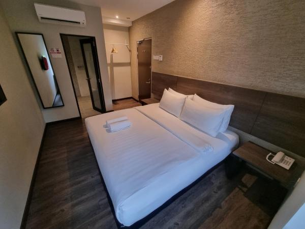 MIICO Hotel @ Mount Austin : photo 2 de la chambre chambre avec lit king-size et fenêtre