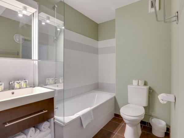 All Suites Bordeaux Lac - Parc des Expositions : photo 2 de la chambre appartement (1 canapé-lit et 1 lit double)