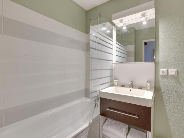 All Suites Bordeaux Lac - Parc des Expositions : photo 1 de la chambre appartement (1 canapé-lit et 2 lits simples)